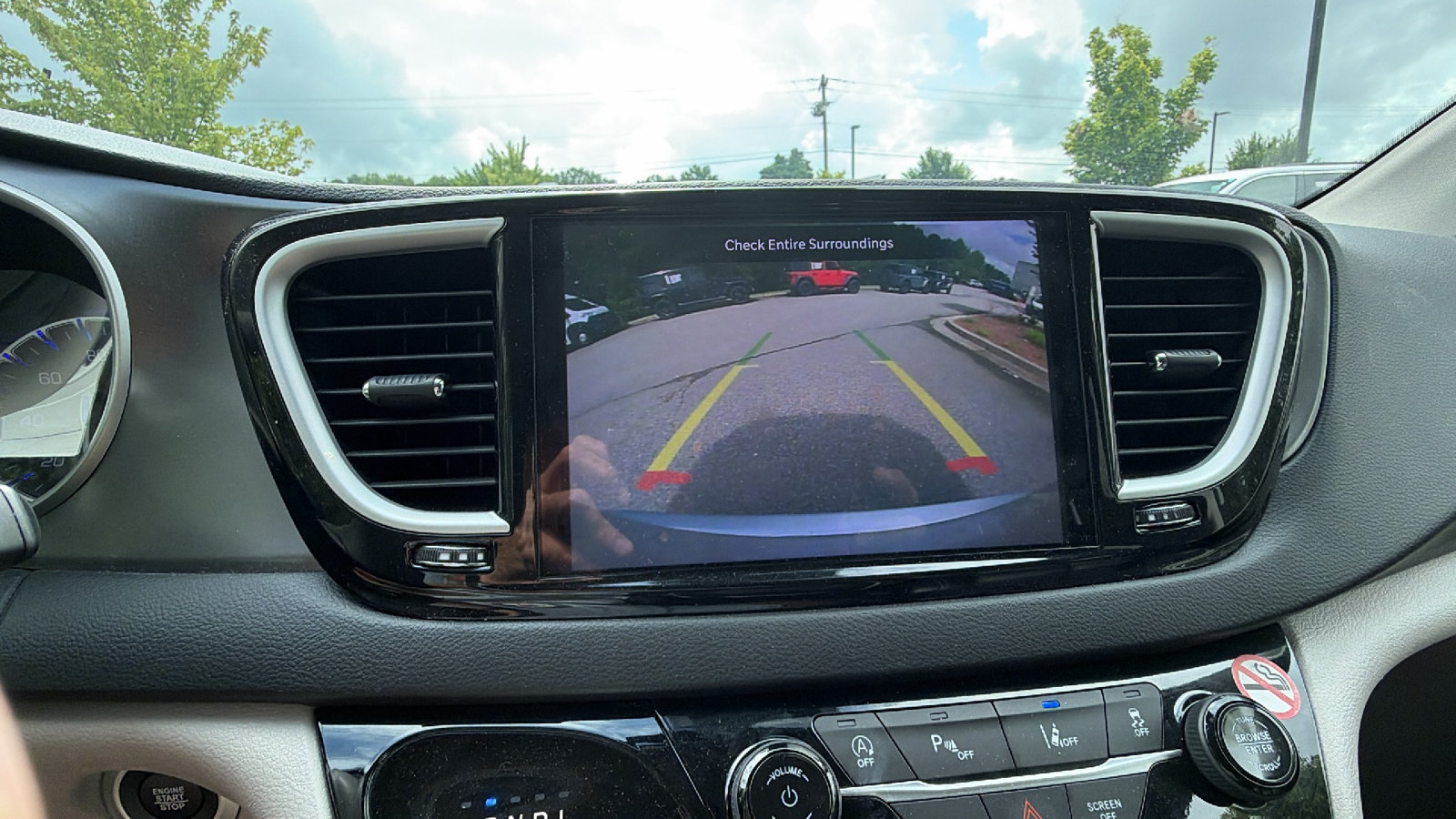 Used 2024 Chrysler Pacifica Touring-L FWD image 31