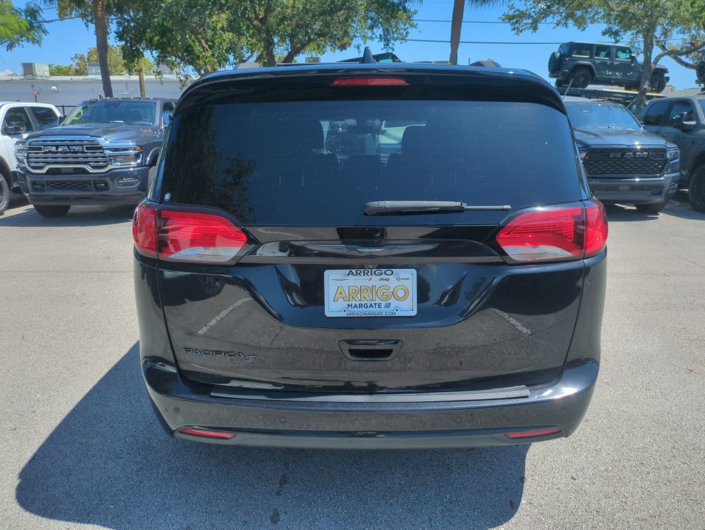 Used 2020 Chrysler Pacifica Touring-L Plus FWD image 7