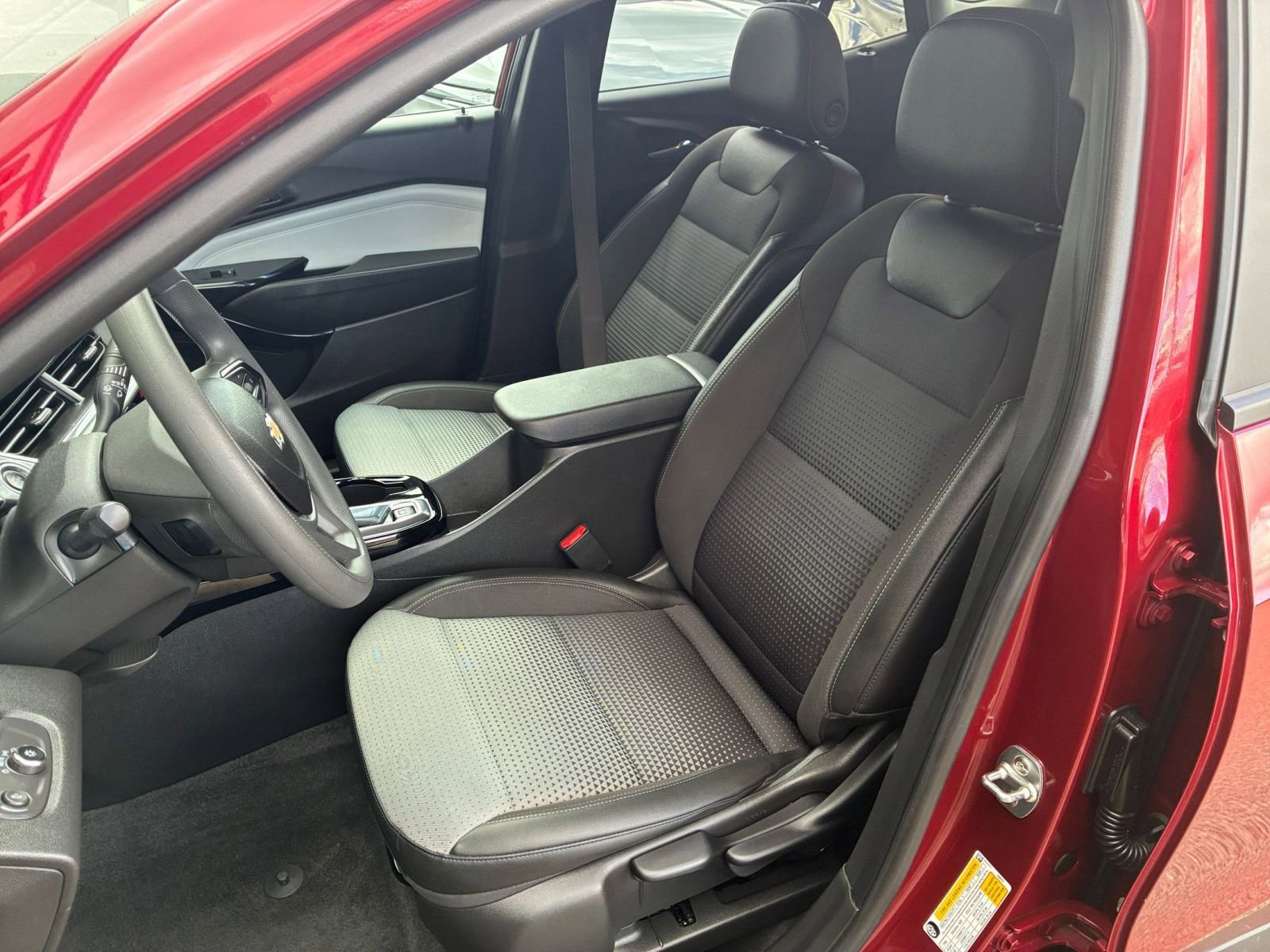 Used 2025 Chevrolet Trax LT FWD image 36
