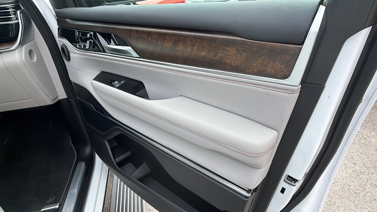 Used 2025 Jeep Grand Wagoneer 4WD image 19