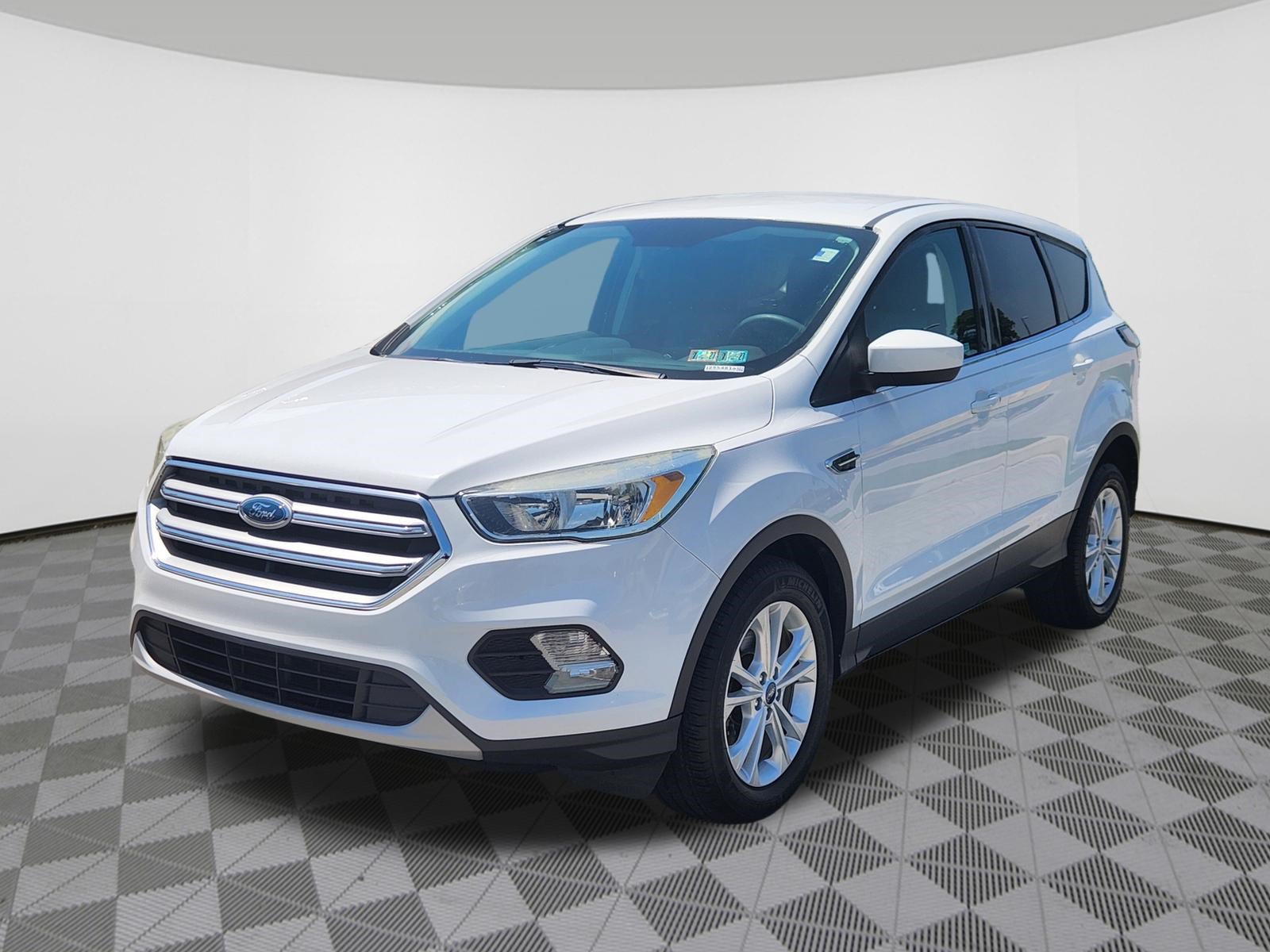 Used 2017 Ford Escape SE FWD image 2