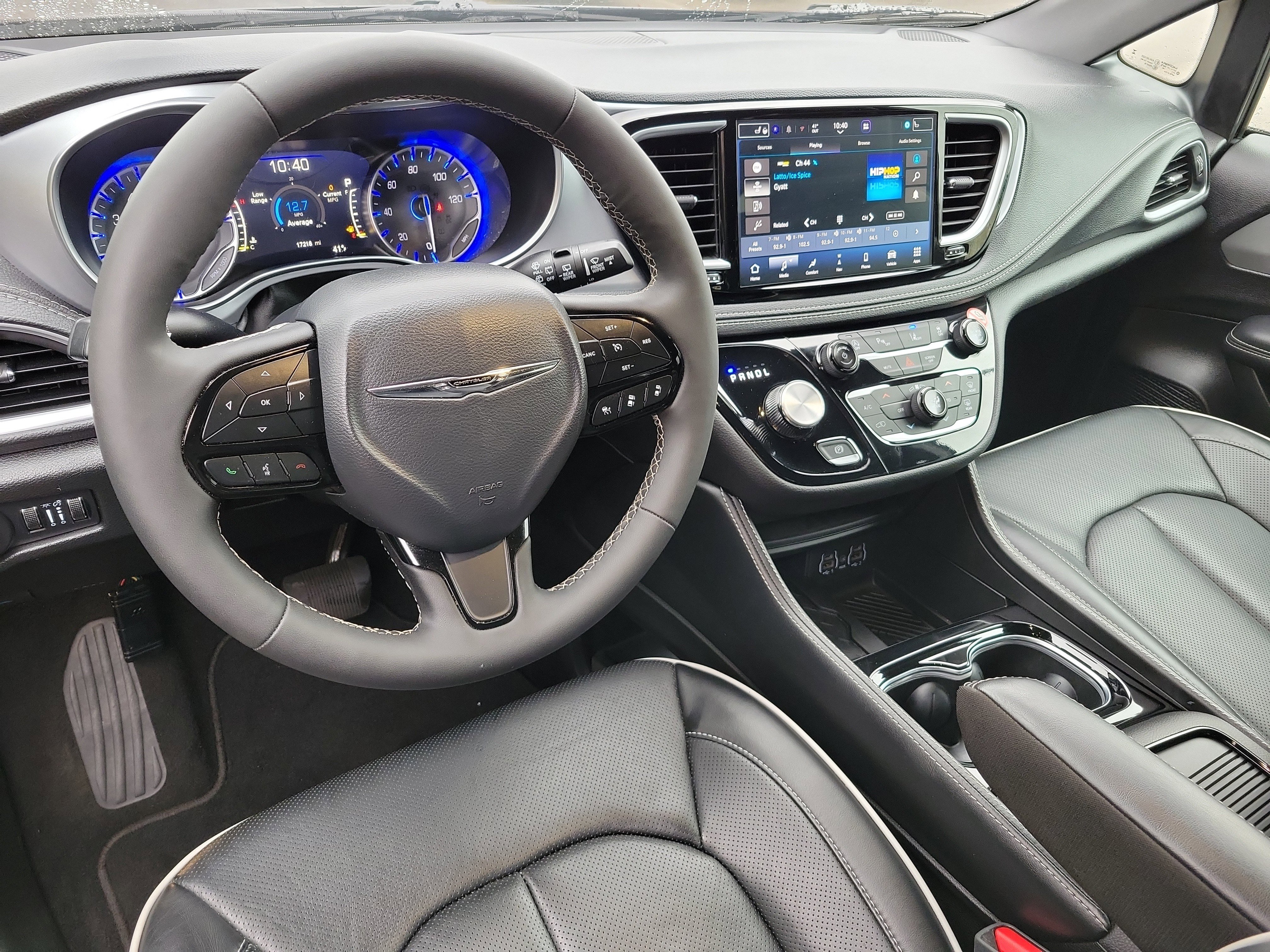 Used 2025 Chrysler Pacifica Limited image 2