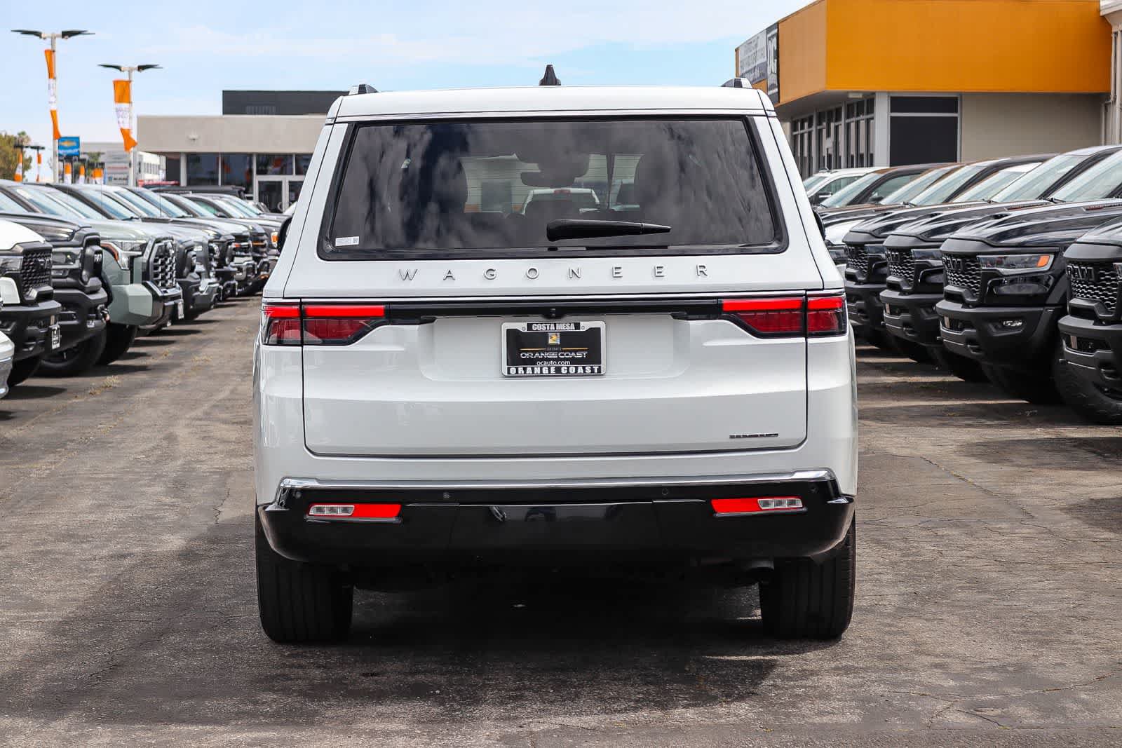 Used 2024 Jeep Wagoneer L Series II w/ Flexible Seating Group RWD image 5
