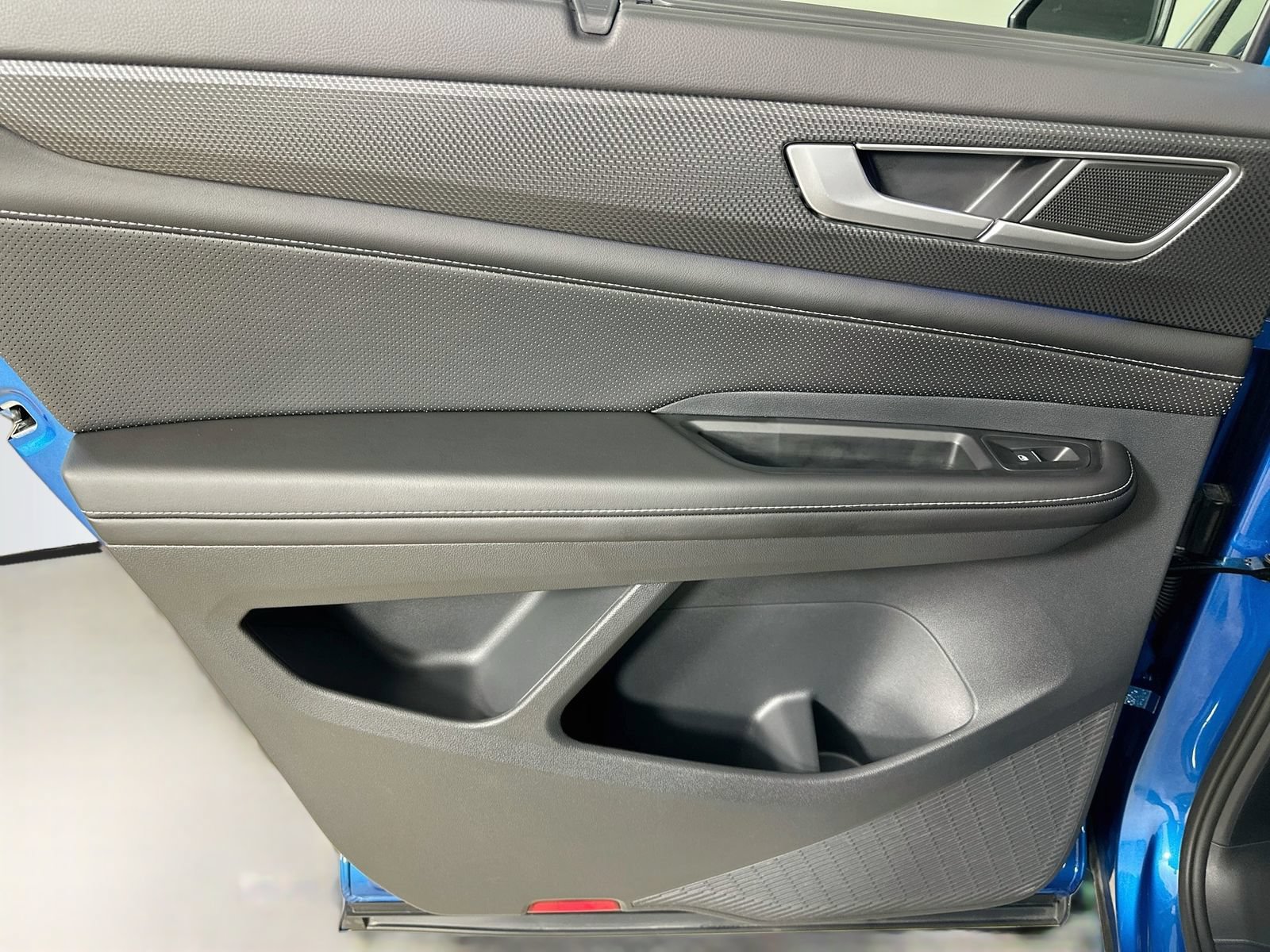 Certified 2024 Volkswagen Atlas Cross Sport SEL R-Line AWD/4WD image 34