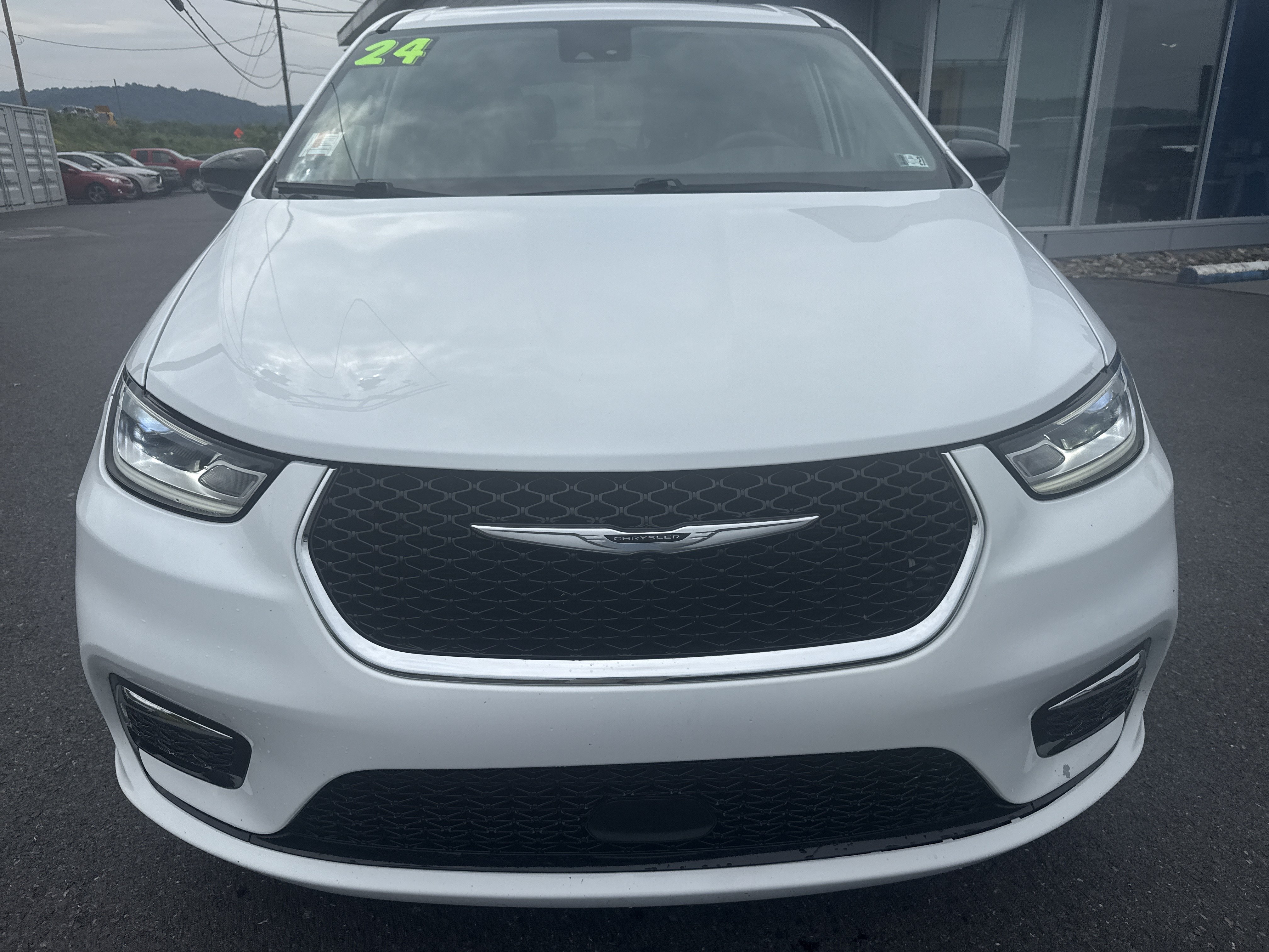 Used 2024 Chrysler Pacifica Touring-L FWD image 7