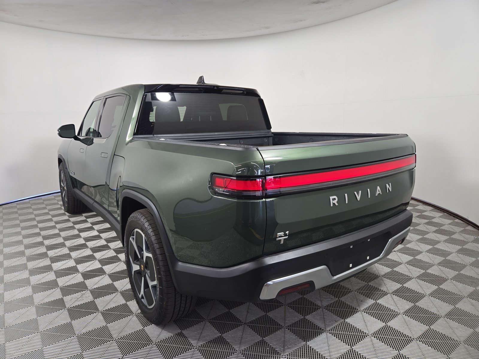 Used 2024 Rivian R1T Adventure Dual AWD/4WD image 3
