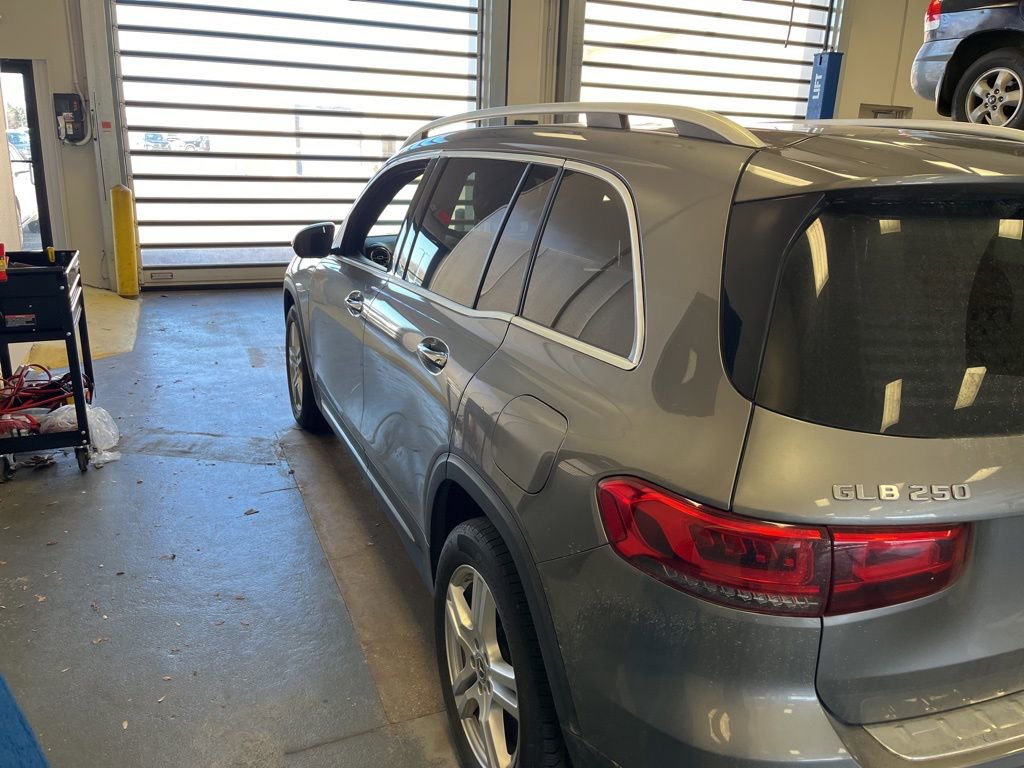 Used 2021 Mercedes-Benz GLB 250 4MATIC image 2