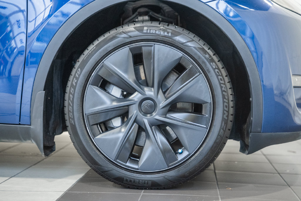 Used 2025 Tesla Model Y Long Range AWD/4WD image 16