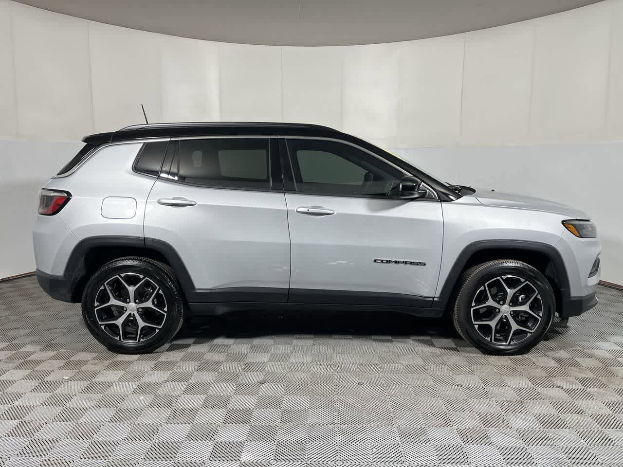 Used 2024 Jeep Compass Limited AWD/4WD image 9