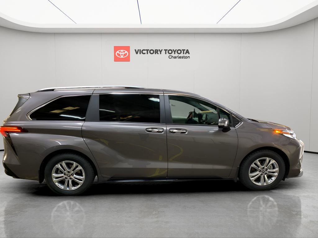 Used 2024 Toyota Sienna Platinum image 9