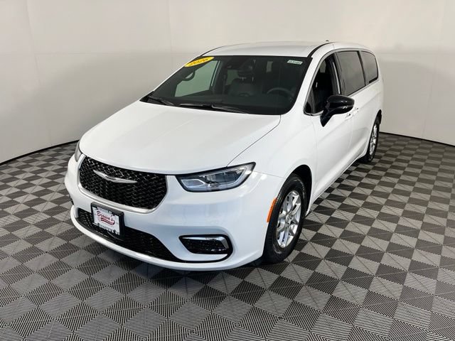 Used 2026 Chrysler Pacifica Select FWD image 3