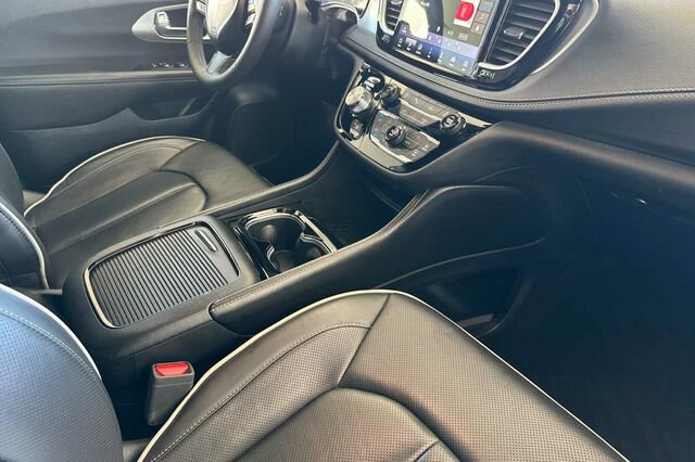 Certified 2025 Chrysler Pacifica Limited image 14