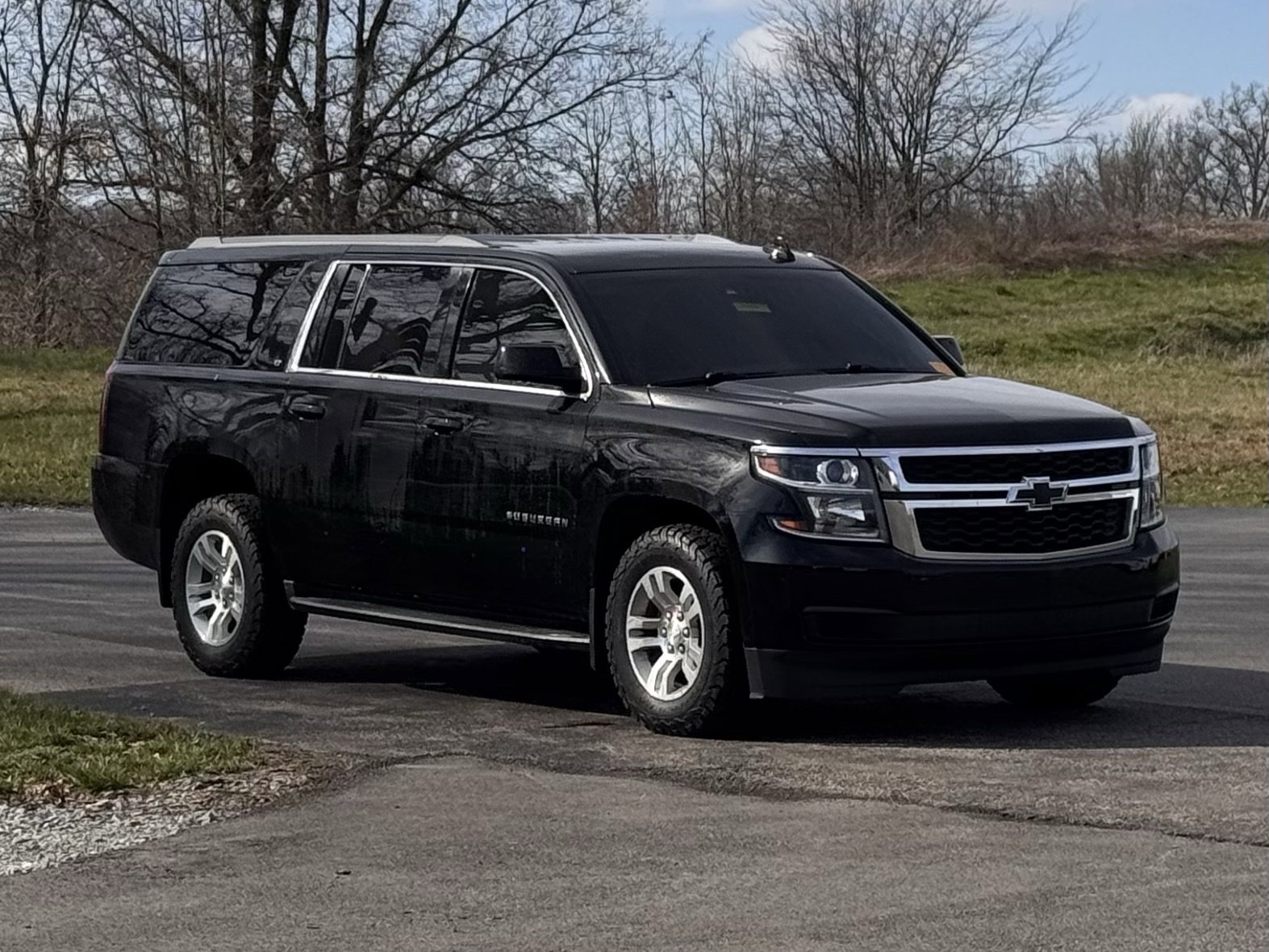 Used 2017 Chevrolet Suburban LT image 1