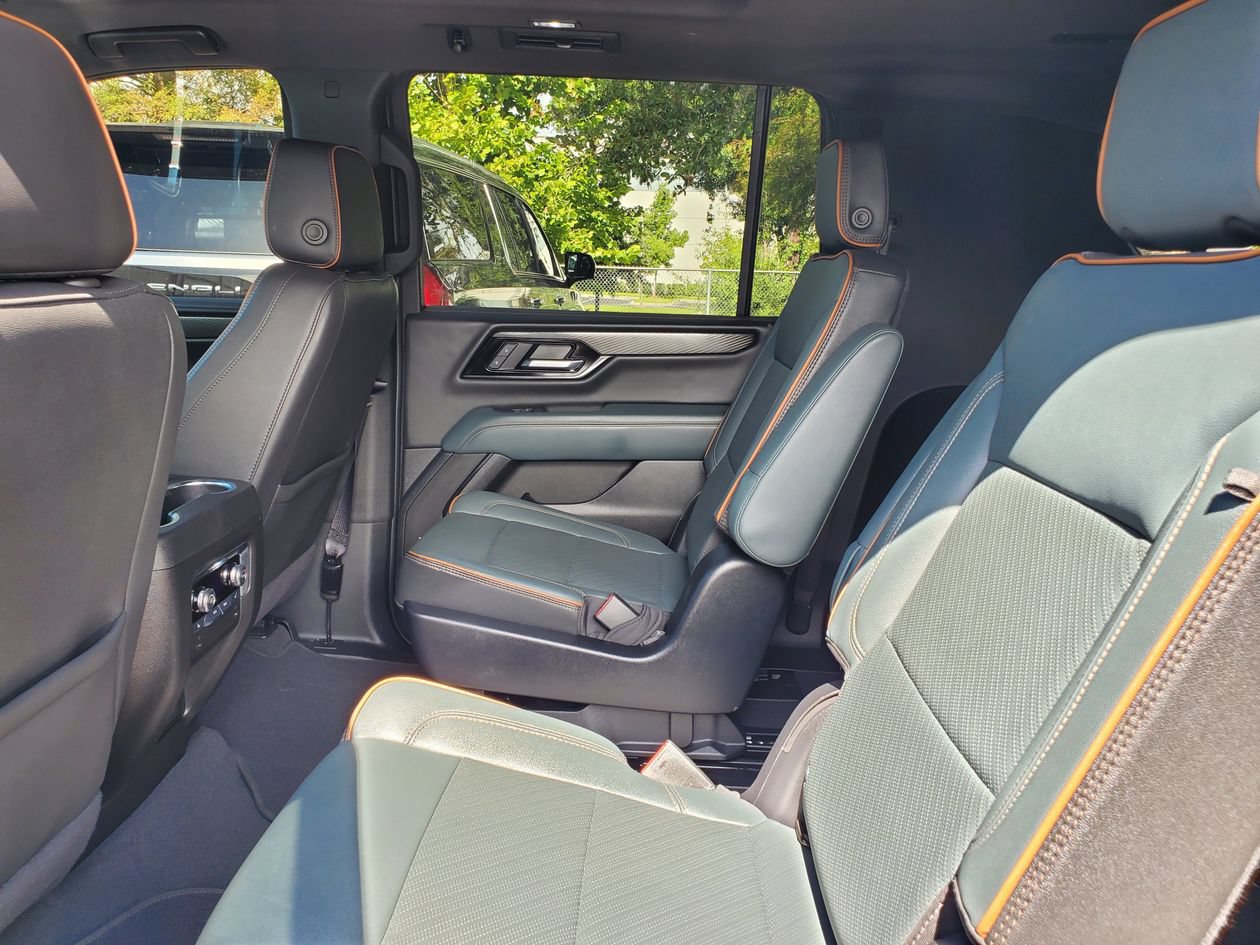 Used 2025 GMC Yukon XL AT4 w/ AT4 Premium Package AWD/4WD image 10