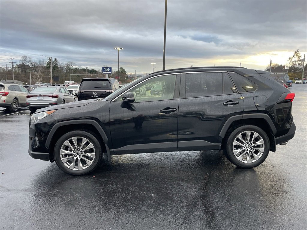 Used 2021 Toyota RAV4 XLE Premium image 3