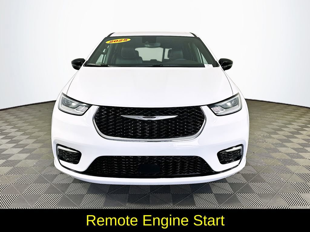 Used 2025 Chrysler Pacifica Select FWD image 4