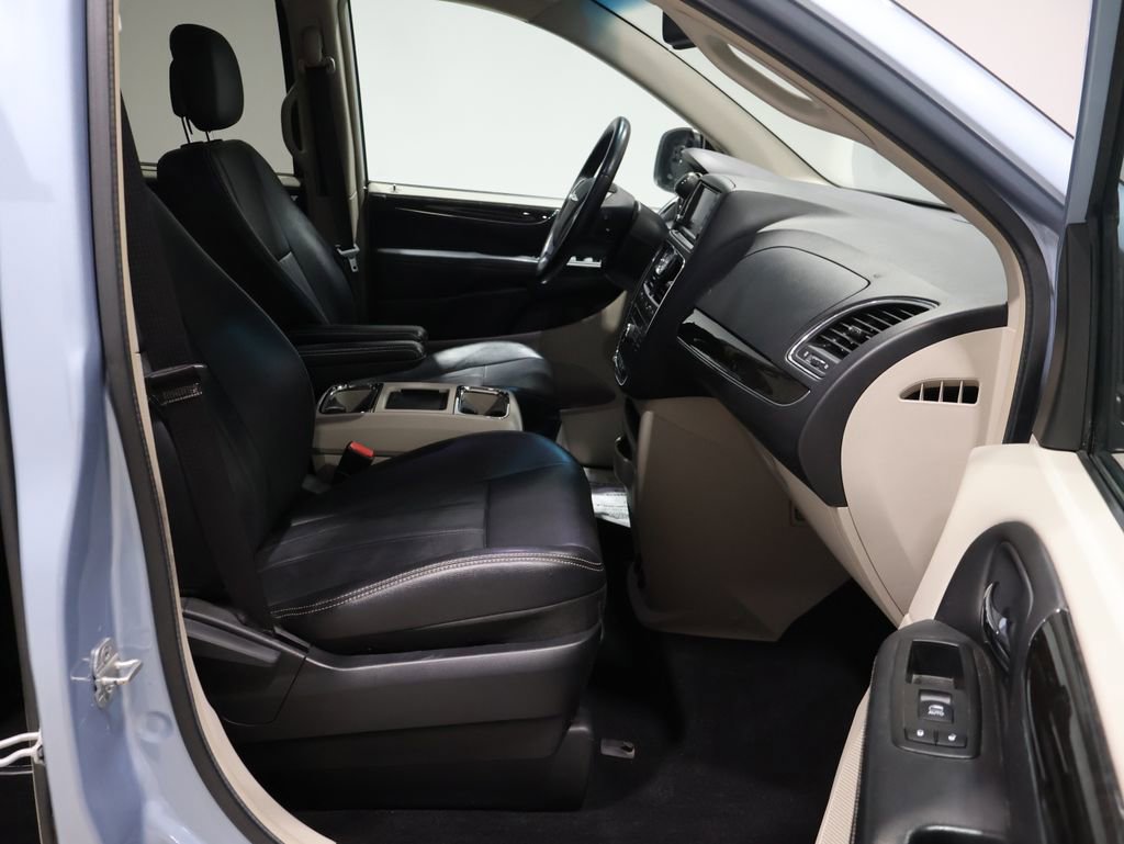Used 2013 Chrysler Town & Country Touring image 23