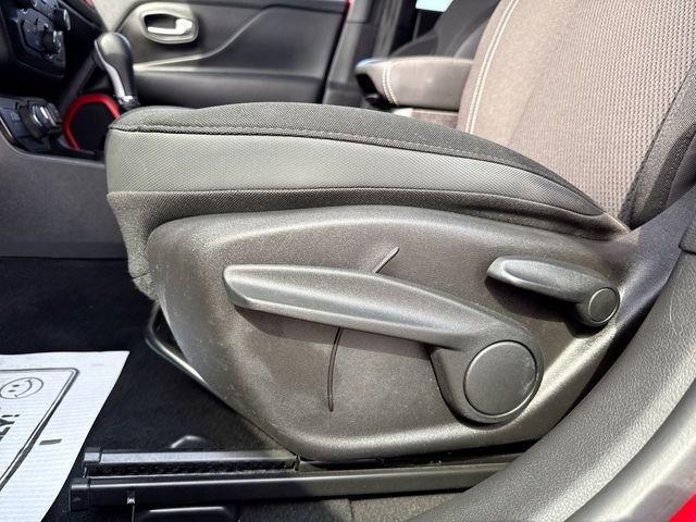 Used 2022 Jeep Renegade Latitude AWD/4WD image 12