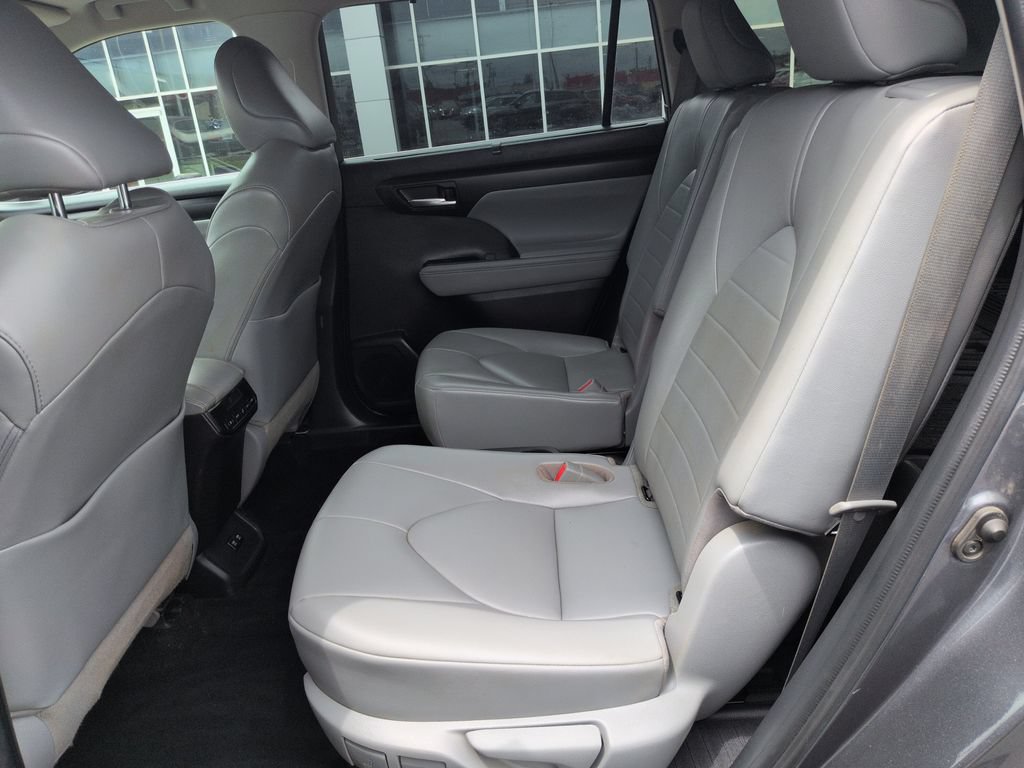 Used 2021 Toyota Highlander XLE AWD/4WD image 25