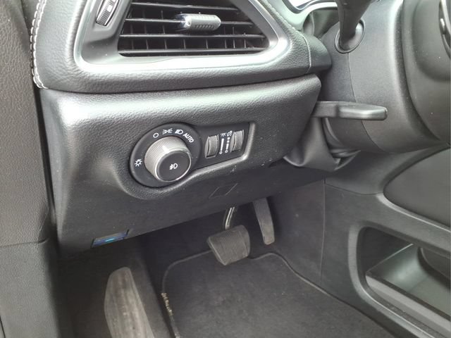 Used 2025 Chrysler Pacifica Limited FWD image 13