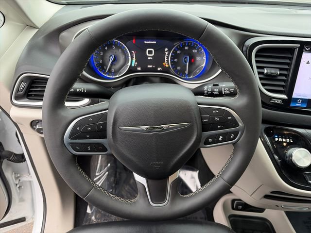 Used 2024 Chrysler Pacifica Touring-L FWD image 27