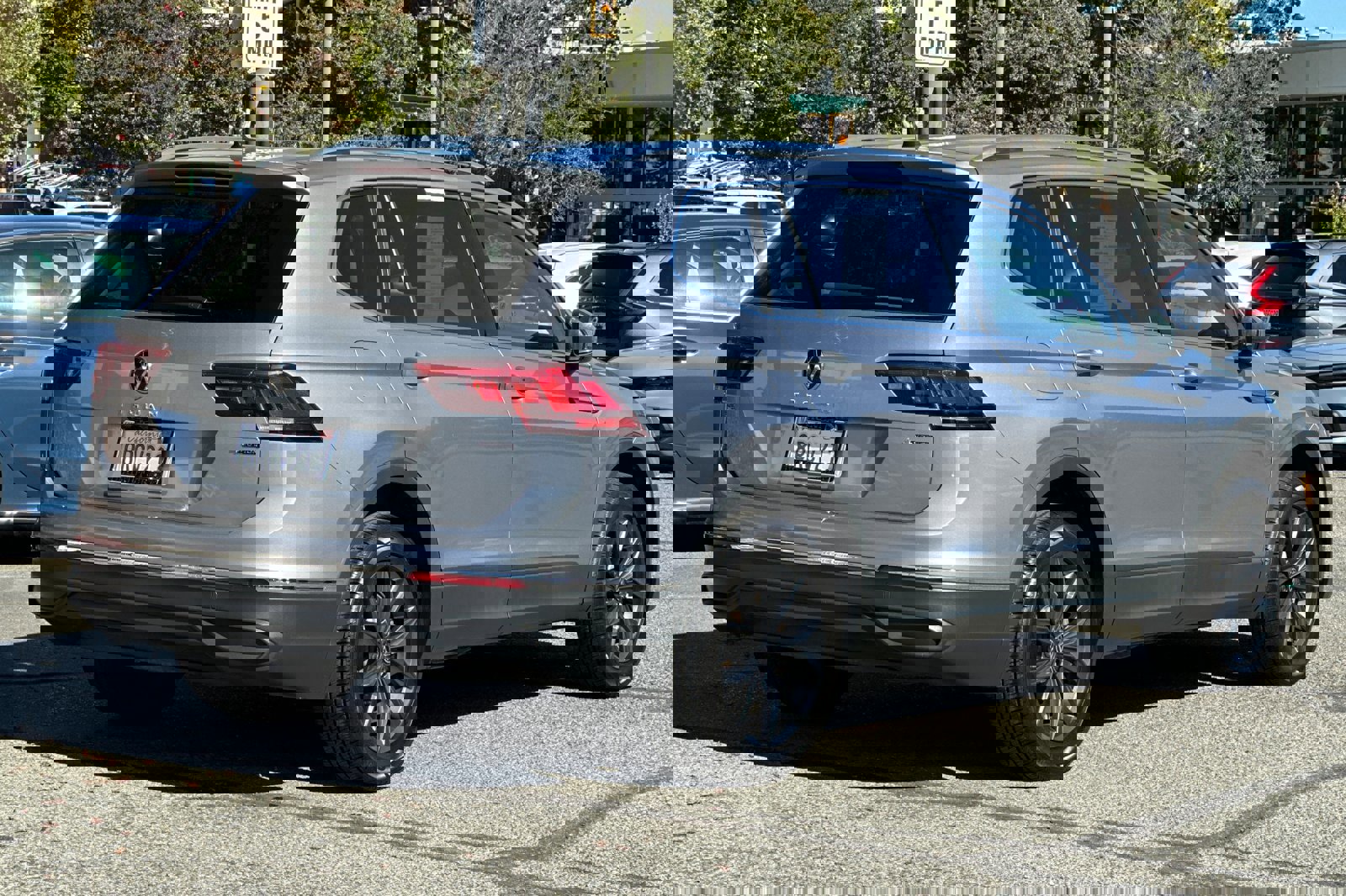 Used 2022 Volkswagen Tiguan SE image 4