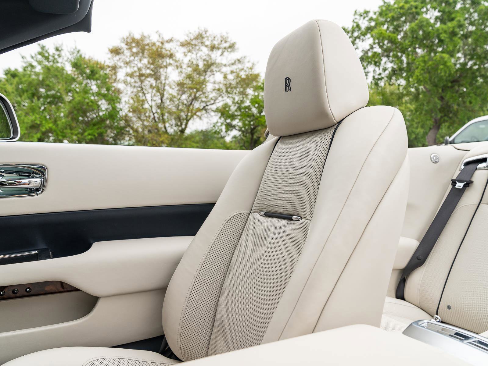 Used 2017 Rolls-Royce Dawn image 8