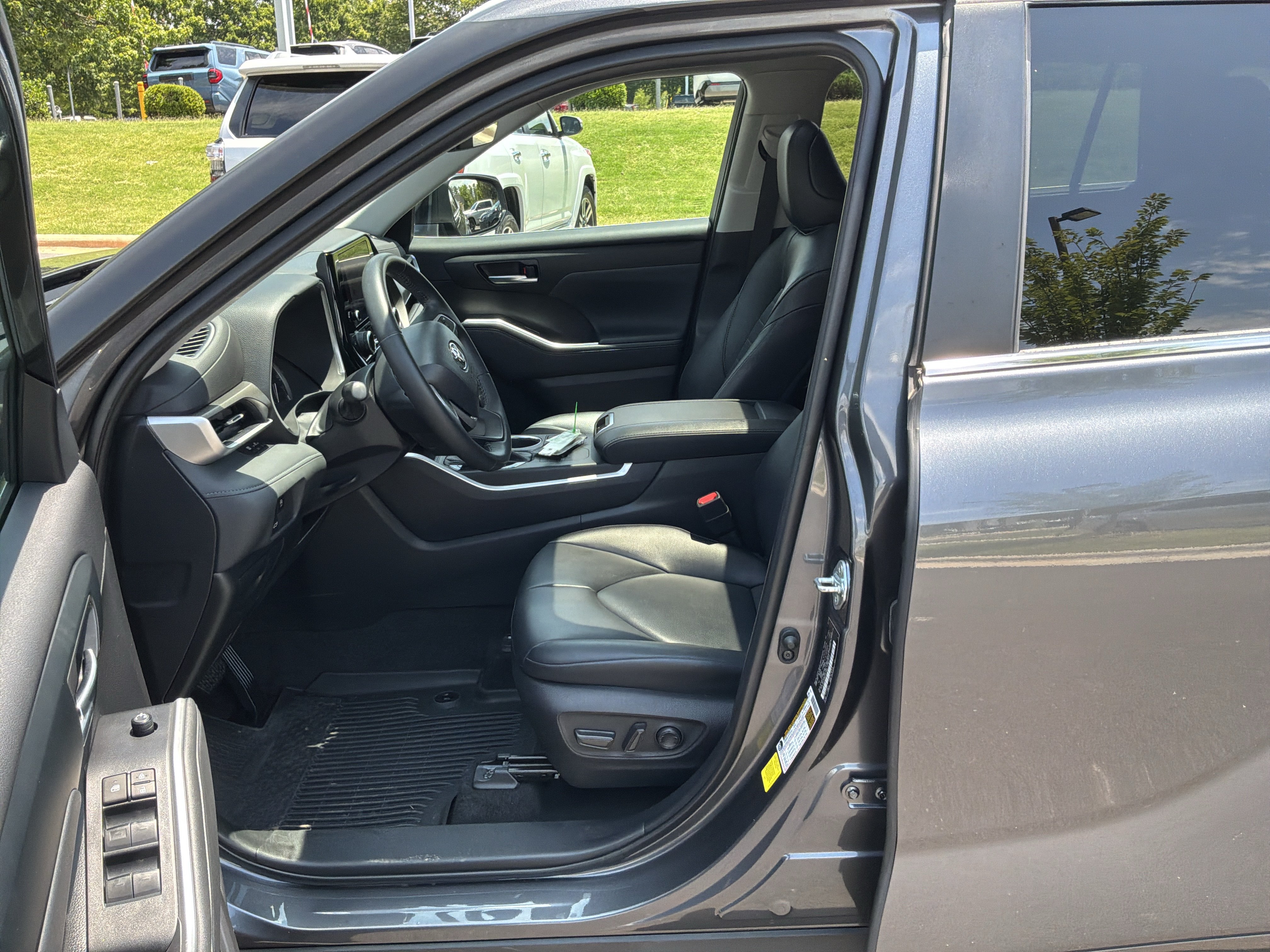 Used 2023 Toyota Highlander XLE FWD image 15