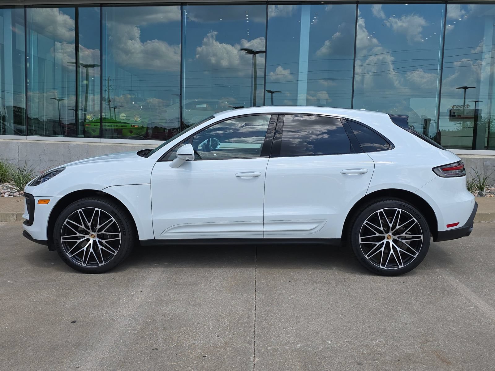 Certified 2022 Porsche Macan AWD/4WD image 2