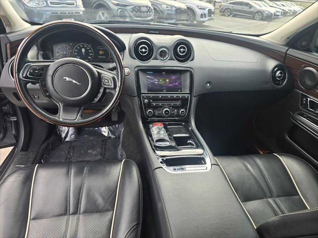 Used 2017 Jaguar XJ R-Sport image 21