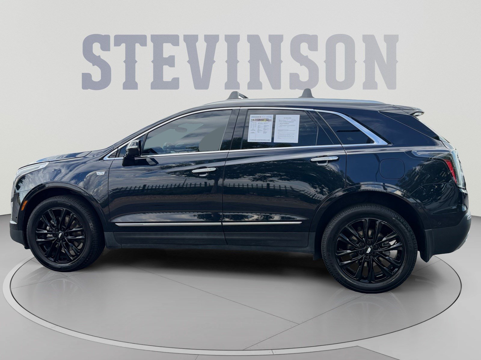 Used 2022 Cadillac XT5 Premium Luxury w/ Technology Package AWD/4WD image 2