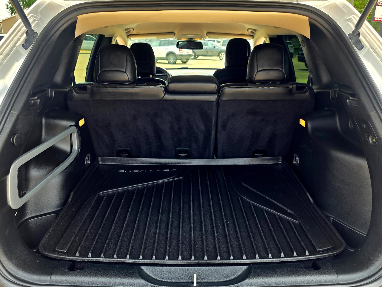 Used 2018 Jeep Cherokee Latitude Plus image 16