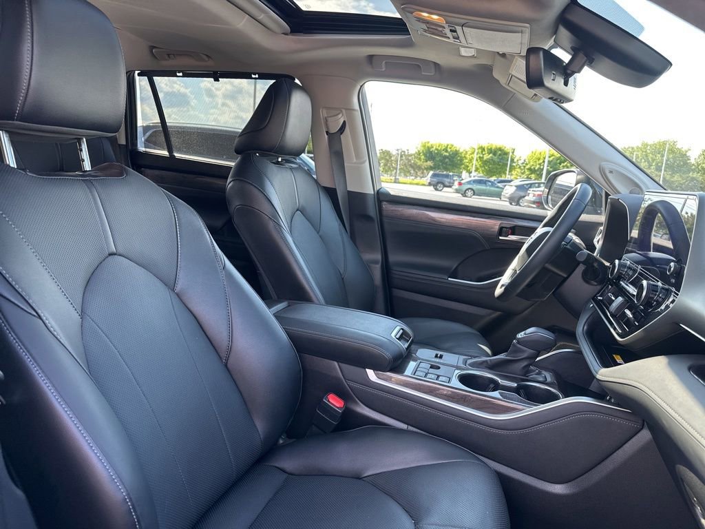 Certified 2025 Toyota Highlander Limited AWD/4WD image 38