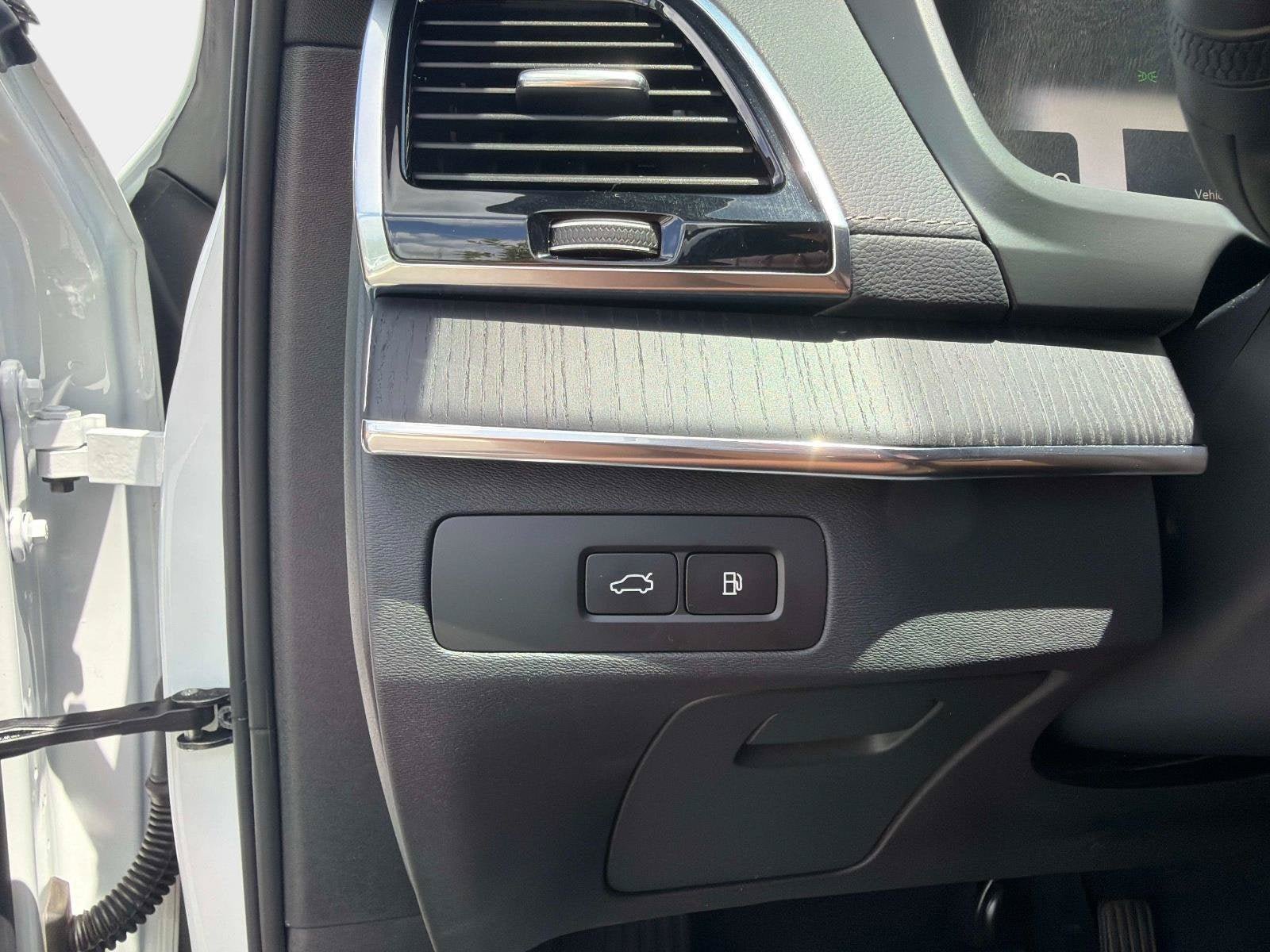 Used 2024 Volvo XC90 T8 Ultimate w/ Protection Package Premier AWD/4WD image 30