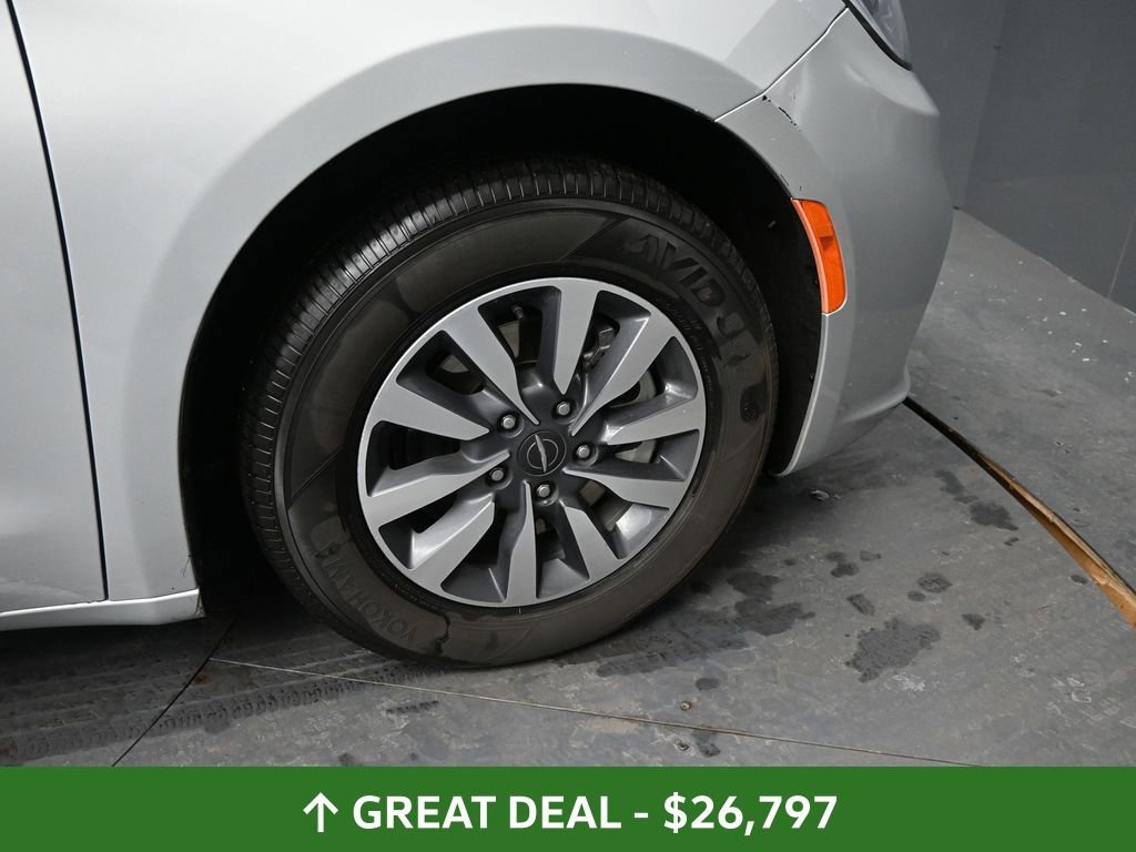 Used 2024 Chrysler Pacifica Select image 20