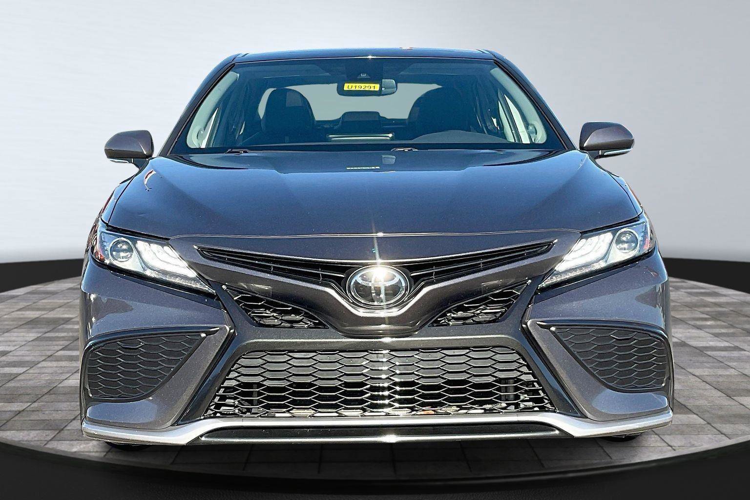 Used 2022 Toyota Camry XSE image 3