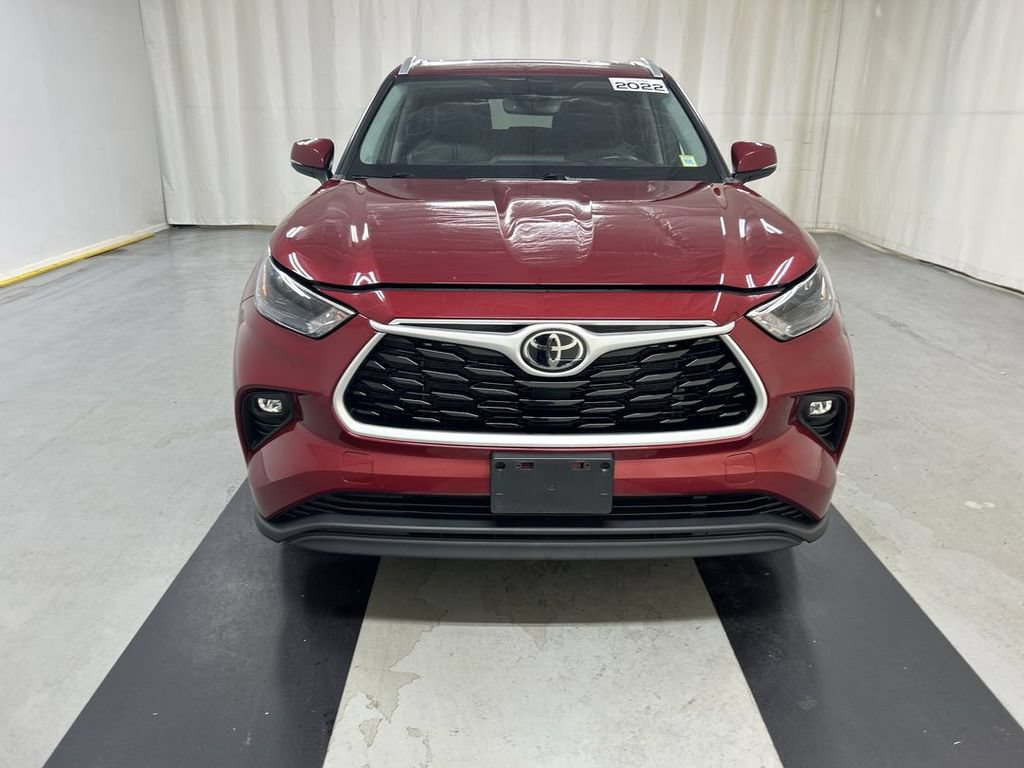 Used 2022 Toyota Highlander XLE AWD/4WD image 3