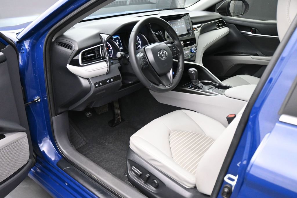 Used 2023 Toyota Camry SE FWD image 2