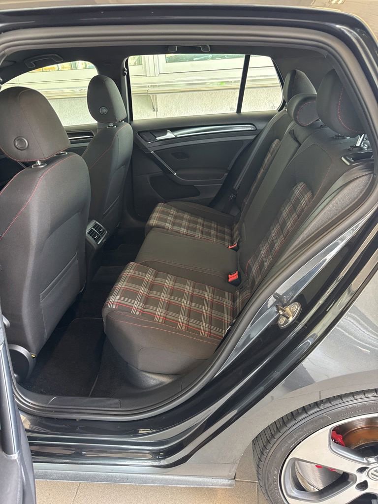 Used 2015 Volkswagen Golf 4-Door FWD image 4