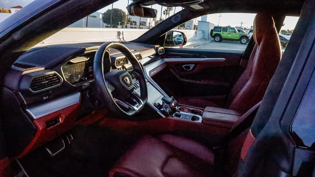 Used 2022 Lamborghini Urus image 18