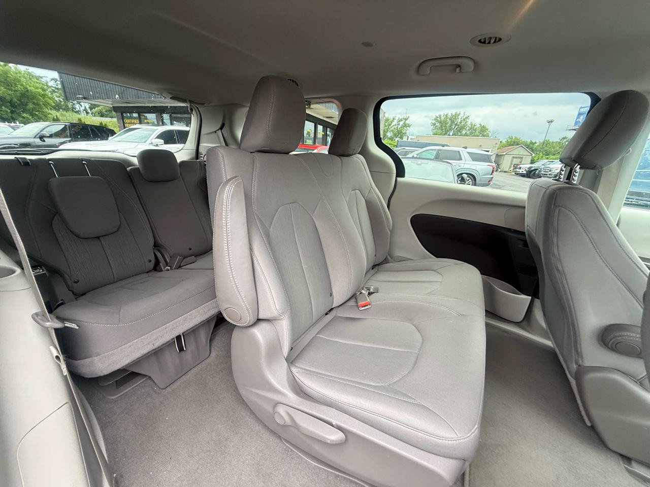 Used 2018 Chrysler Pacifica L FWD image 35