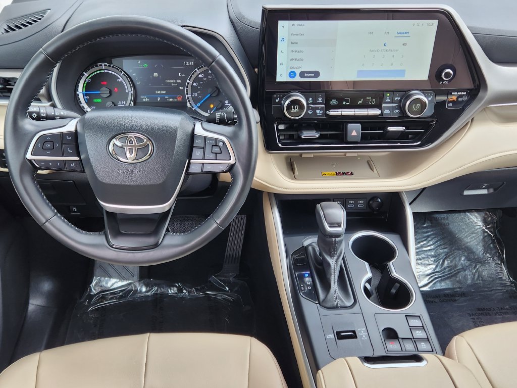 Used 2025 Toyota Highlander XLE AWD/4WD image 3