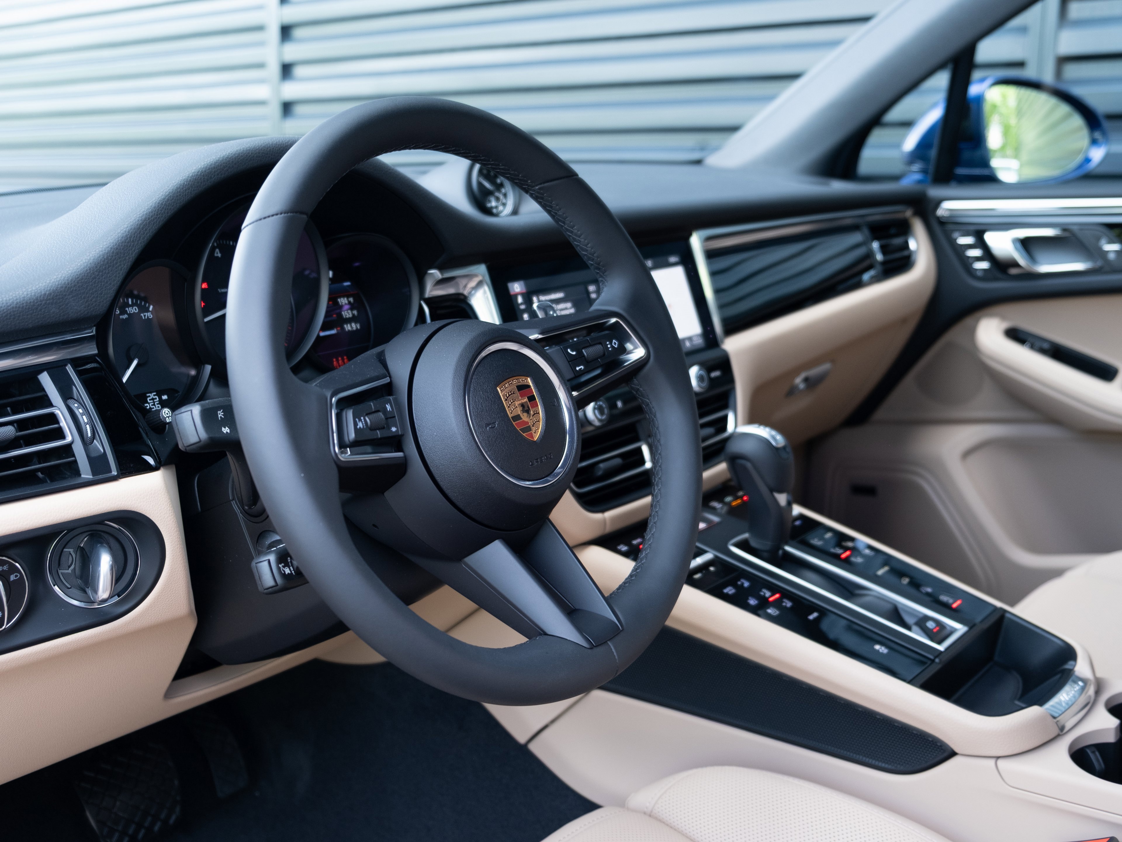 Certified 2025 Porsche Macan image 4
