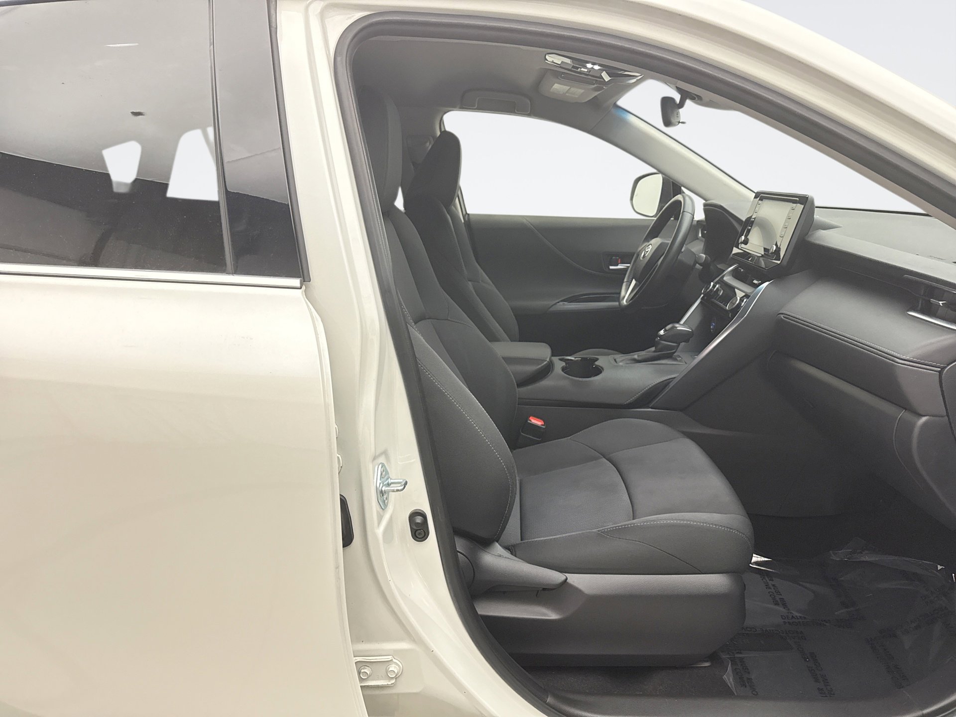 Used 2021 Toyota Venza LE w/ Carpet Mat Package (TMS) image 17