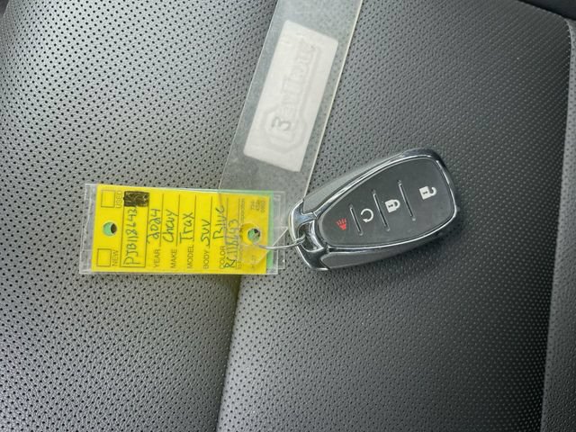 Used 2024 Chevrolet Trax RS w/ Sunroof Package FWD image 34