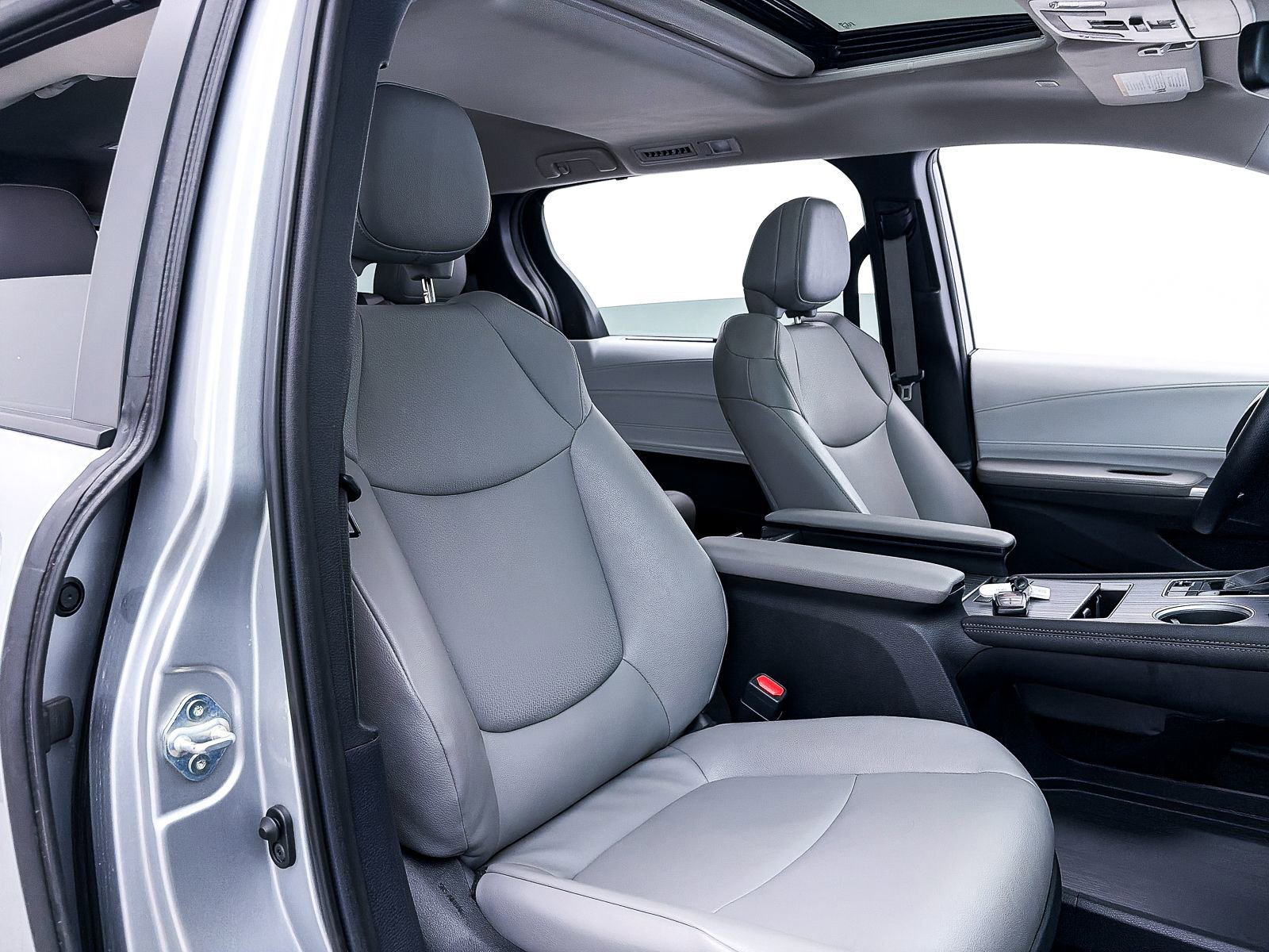 Used 2025 Toyota Sienna XLE FWD image 39