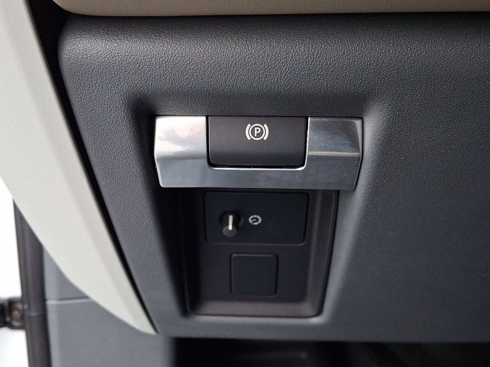 Used 2020 Land Rover Defender 110 HSE image 24