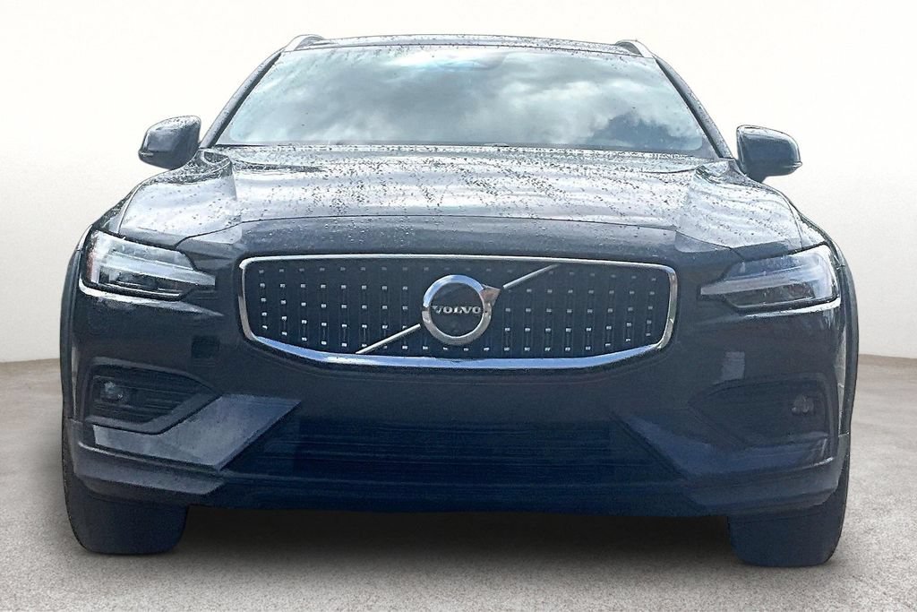Certified 2025 Volvo V60 B5 Cross Country Plus AWD/4WD image 4