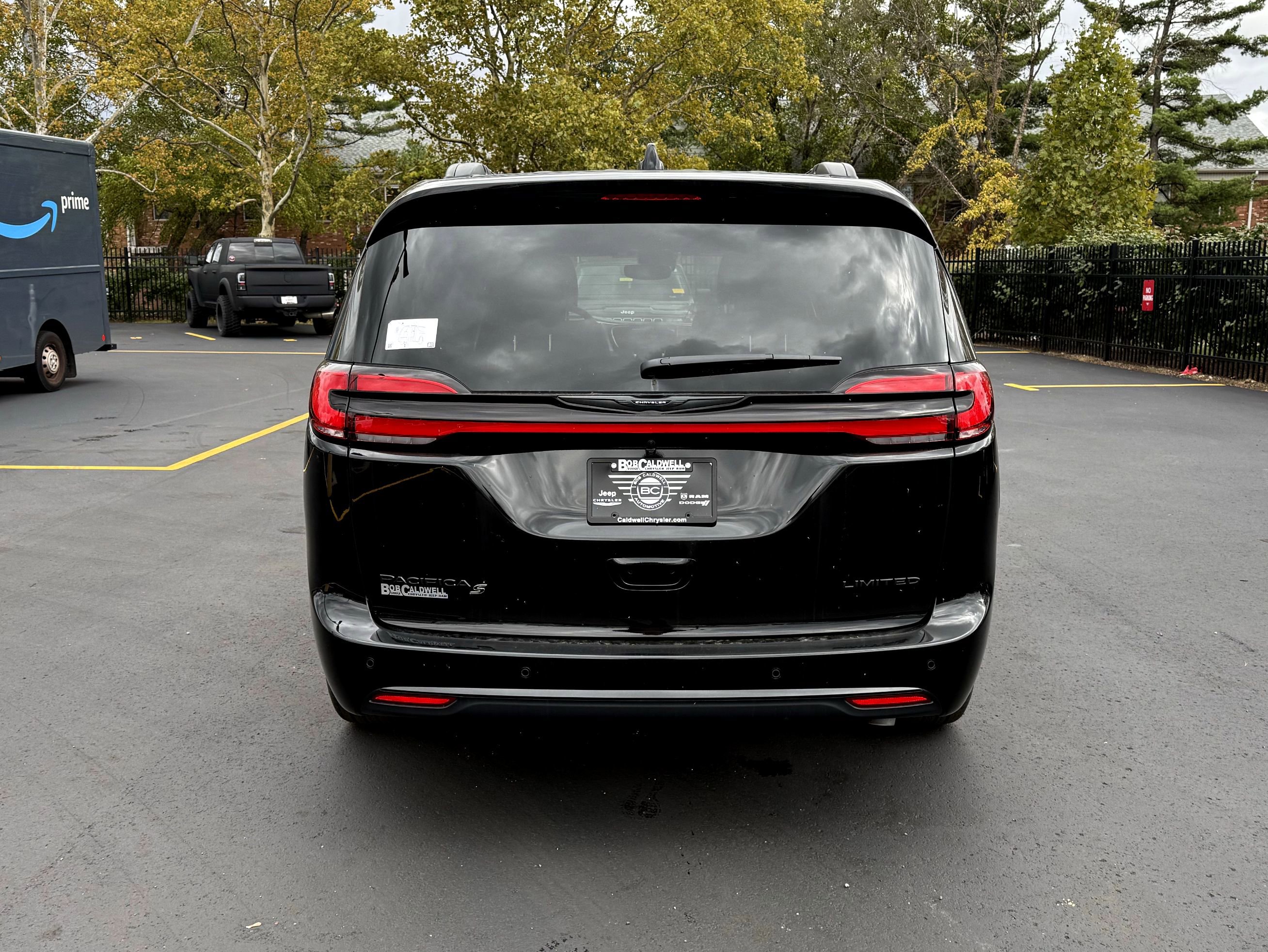 New 2026 Chrysler Pacifica Limited image 8