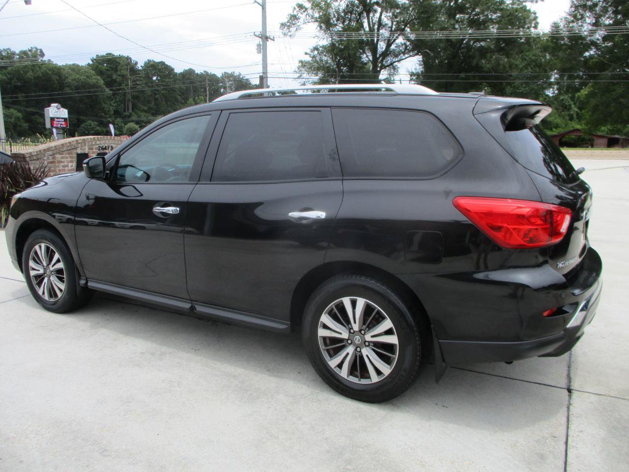 Used 2017 Nissan Pathfinder SV FWD image 3